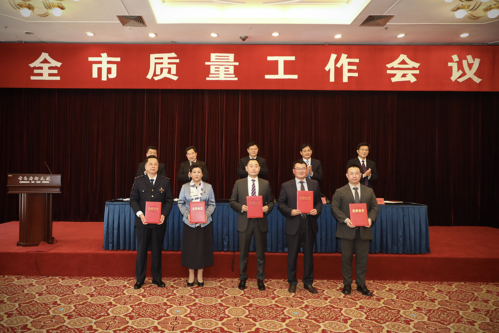 2九游会老哥俱乐部登录生物集团创始人、董事长单俊伟（右二）上台领奖.jpg